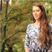 Laureata in lingue e culture insegna inglese, spagnolo e italiano online